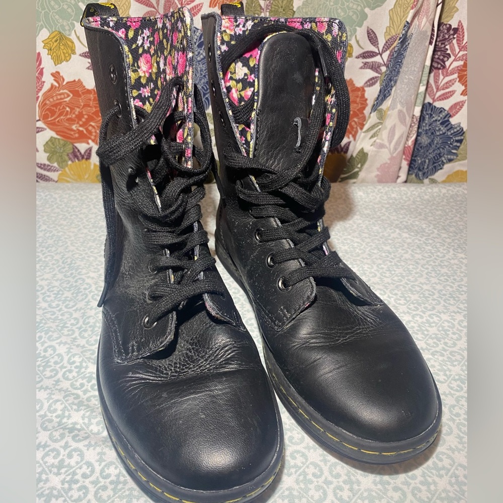DR. MARTEN Stratford Fold Over Leather Boot SZ 8.
Very good condition!